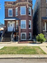 2744 W Cortland St in Chicago, IL - Building Photo