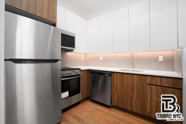 92 Manhattan Ave in Brooklyn, NY - Building Photo - Building Photo