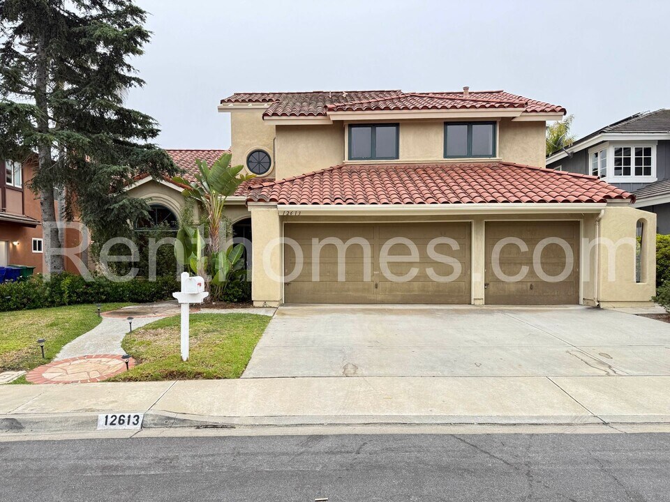 12613 Crest Knolls Ct in San Diego, CA - Building Photo