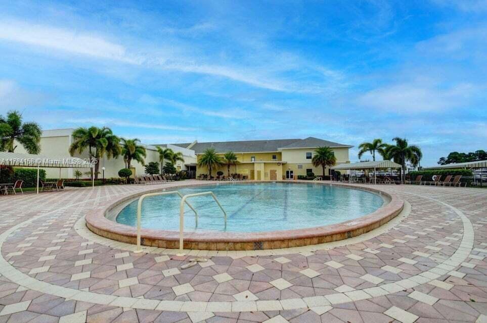 70 Sussex D in West Palm Beach, FL - Foto de edificio
