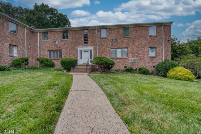 14B Troy Dr in Springfield, NJ - Building Photo - Building Photo