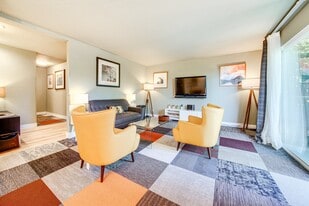 1425 S Puget Dr, Unit Zerene Eurydice in Renton, WA - Building Photo