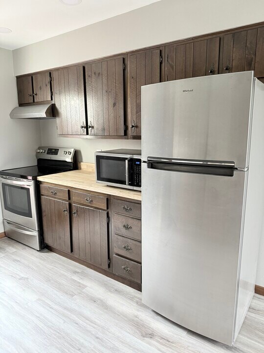 8327 Riverview Rd in Brecksville, OH - Building Photo