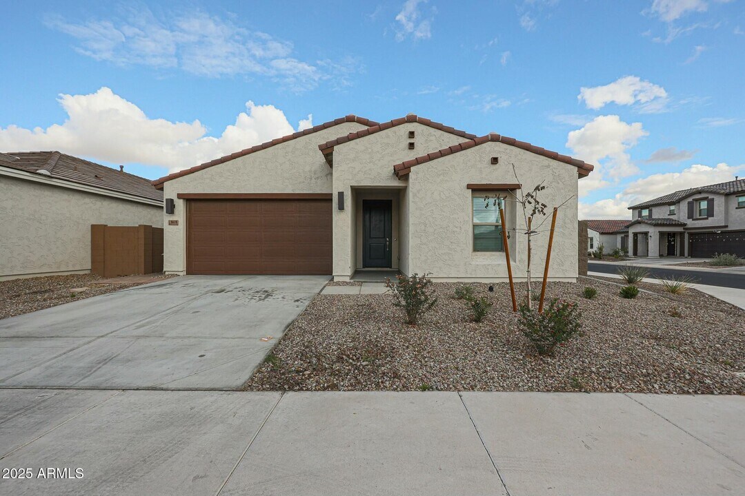 8618 W Augusta Ave in Glendale, AZ - Building Photo