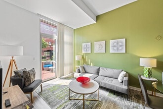 The Bradley Braddock Road Station Apartments in Alexandria, VA - Foto de edificio - Building Photo