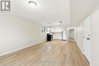 1036 Attersley Dr in Oshawa, ON - Building Photo - Building Photo
