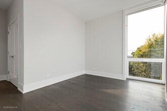 2409 W Berenice Ave, Unit 401 in Chicago, IL - Building Photo - Building Photo