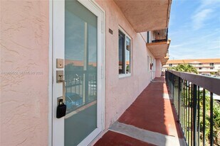 2162 W 60th St in Hialeah, FL - Building Photo