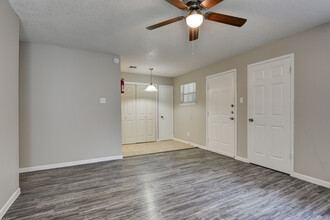 Mayfield Gardens Apartment Homes in San Antonio, TX - Foto de edificio - Building Photo