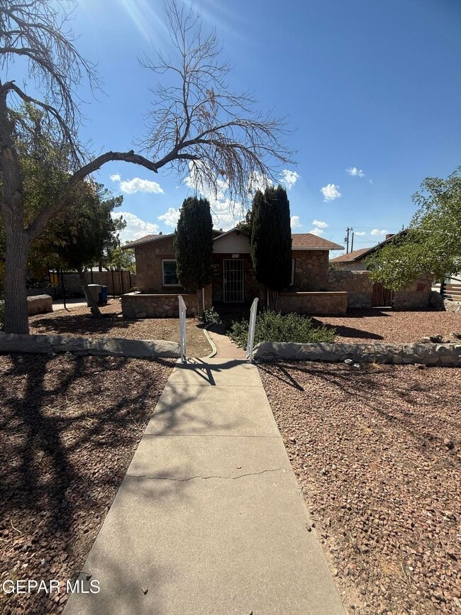 2211 N Campbell St in El Paso, TX - Building Photo - Building Photo
