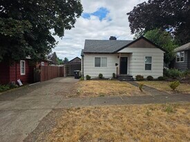 1340 SW Hayter St in Dallas, OR - Building Photo