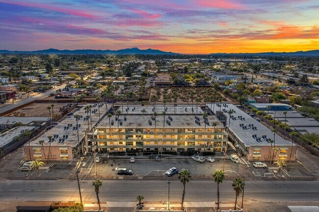 Royal ElCon Apartments in Tucson, AZ - Building Photo - Building Photo