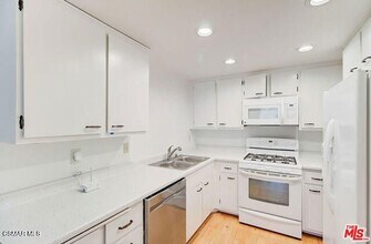 1348 E Hillcrest Dr in Thousand Oaks, CA - Building Photo - Building Photo