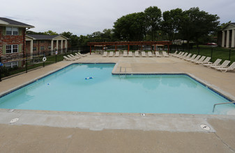 Columbia Crossing in Columbia, MO - Foto de edificio - Building Photo