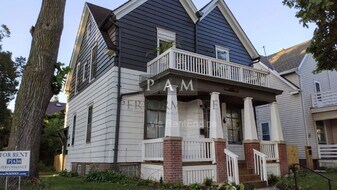 902 E Chambers St in Milwaukee, WI - Building Photo