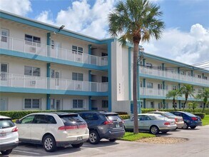 3922 NE 166th St in Miami, FL - Building Photo - Building Photo