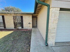 2002 Holly Springs Dr in Taylor, TX - Building Photo - Building Photo