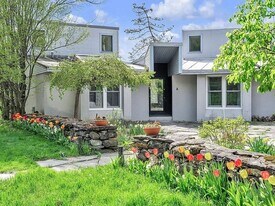 148 E Hill Rd in Woodstock, VT - Building Photo