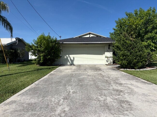3720 Country Club Blvd in Cape Coral, FL - Building Photo - Building Photo