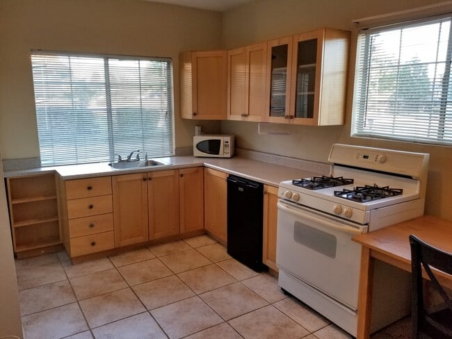 19601 Friar St, Unit 0 in Tarzana, CA - Building Photo - Building Photo