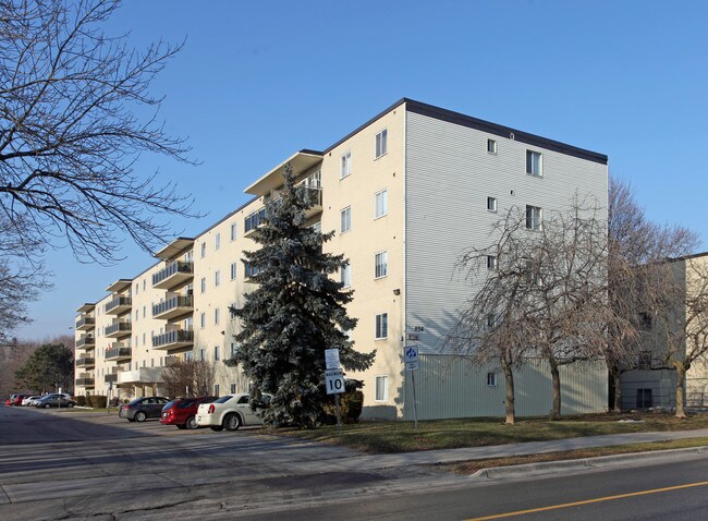 936 Glen St in Oshawa, ON - Building Photo - Primary Photo