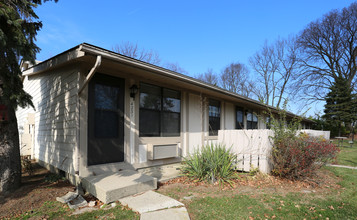 Camellia Court in Dayton, OH - Building Photo - Building Photo