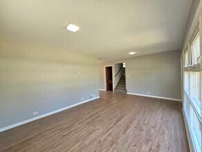 711 Warwick Ave in Barrington, IL - Building Photo - Building Photo