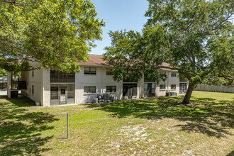 Chateaux Versailles Condominiums in St. Petersburg, FL - Building Photo - Building Photo