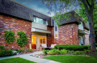 531 Longshore Dr in Ann Arbor, MI - Building Photo - Building Photo