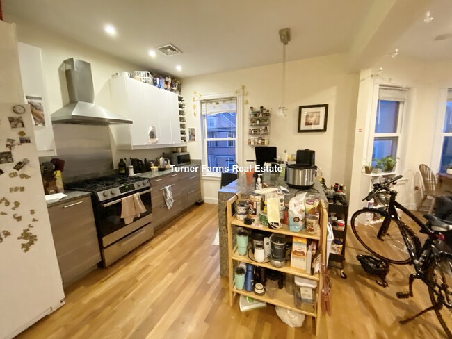 3 Oswald St, Unit 3 in Boston, MA - Foto de edificio - Building Photo