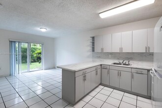 11501 NW 2nd St in Miami, FL - Foto de edificio - Building Photo