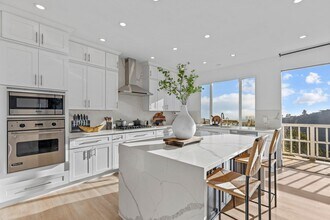 2019 Sunset Plaza Dr in Los Angeles, CA - Building Photo - Building Photo