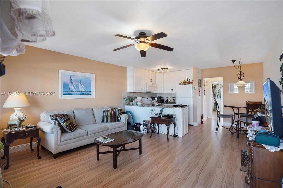 1000 SW 11th Ave in Hallandale Beach, FL - Building Photo