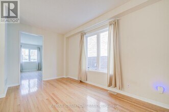 30 London Pride Dr in Richmond Hill, ON - Building Photo - Building Photo