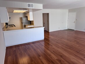 421 N Kenneth Rd in Burbank, CA - Building Photo - Building Photo