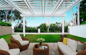 25041 Sunset Pl W in Laguna Hills, CA - Foto de edificio - Building Photo
