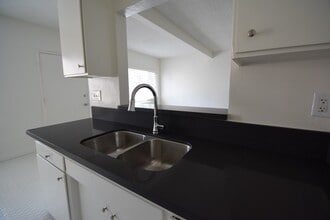 2429 Cheremoya Ave, Unit 06 in Los Angeles, CA - Foto de edificio - Building Photo