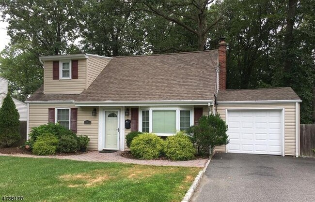 16 Manor Rd in Livingston, NJ - Building Photo - Building Photo