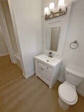 2801 San Marino St, Unit 2 in Los Angeles, CA - Foto de edificio - Building Photo