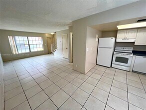2562 NW 52nd Ave in Lauderhill, FL - Building Photo - Building Photo