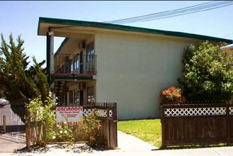 561 Pecan St in West Sacramento, CA - Foto de edificio - Building Photo