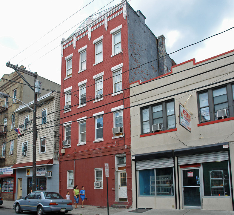 905 Bergenline Ave in Union City, NJ - Building Photo