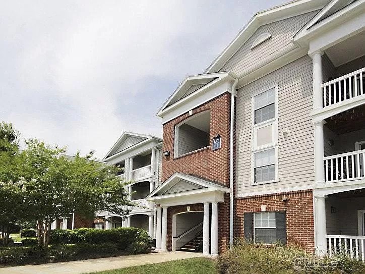 142 Yellowstone Dr, Unit 206 in Charlottesville, VA - Foto de edificio