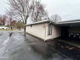 36 Donna Lynn Dr in East Greenbush, NY - Building Photo