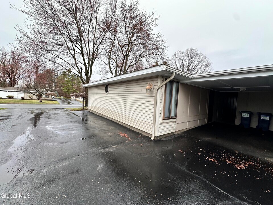 36 Donna Lynn Dr in East Greenbush, NY - Building Photo