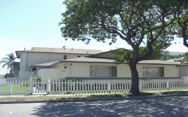 703 Shalimar Dr in Costa Mesa, CA - Building Photo - Building Photo