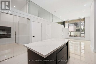 637-637 Lake Shore Blvd W in Toronto, ON - Building Photo - Building Photo