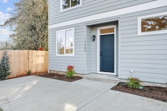 15880 SE Washington Ct in Portland, OR - Foto de edificio - Building Photo
