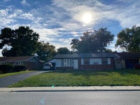 12814 E Playfield Dr in Crestwood, IL - Building Photo