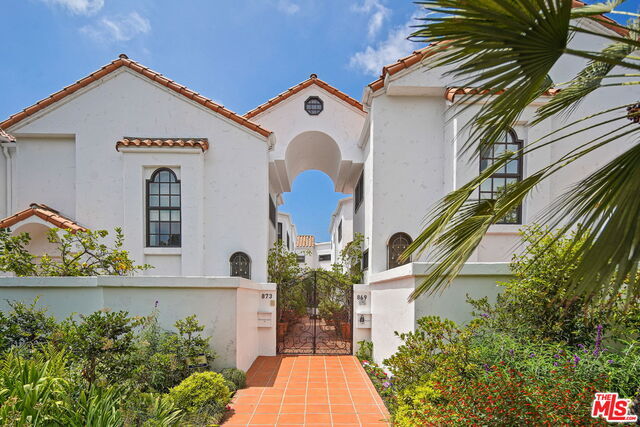869 S Bundy Dr in Los Angeles, CA - Building Photo - Building Photo